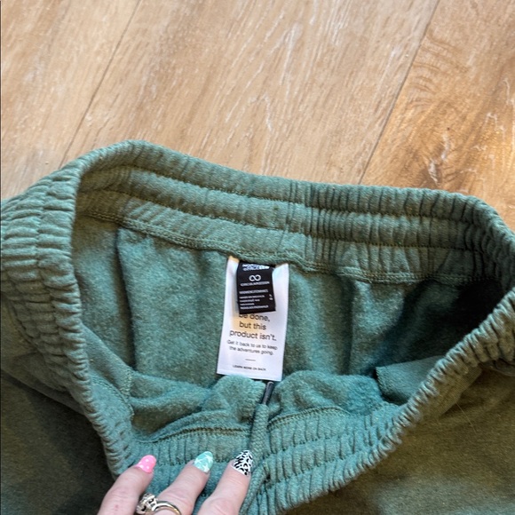 Women’s North Face Short - Picture 3 of 4